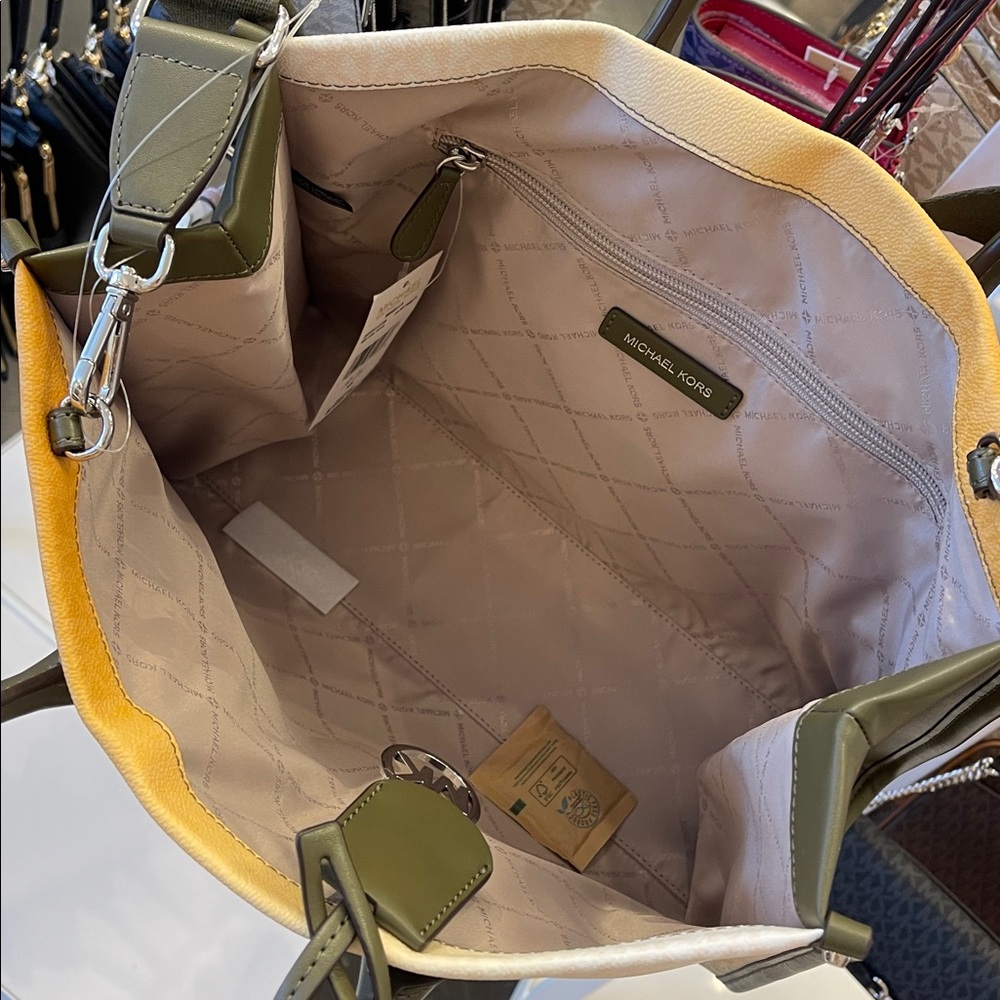 MICHAEL KORS Mirella Medium Ombré Signature Logo Tote Bag
Olive Combo
NWT - Picture 10 of 16